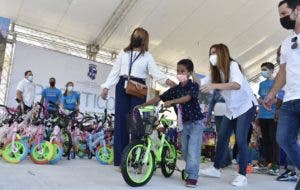 ADN beneficia a infantes en cambio plásticos por juguetes