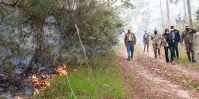 Medio Ambiente combate tres incendios en Sierra de Bahoruco; podrían haber sido provocados