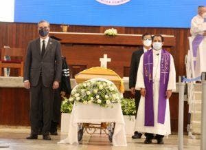 Presidente encabeza guardia de honor ante restos de monseñor Núñez Collado