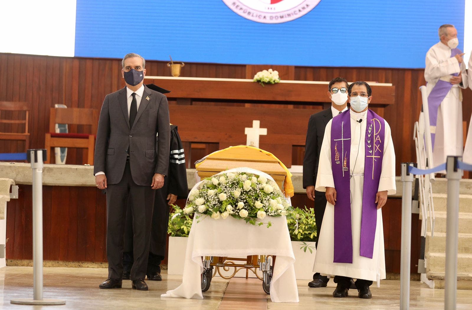 Presidente encabeza guardia de honor ante restos de monseñor Núñez Collado