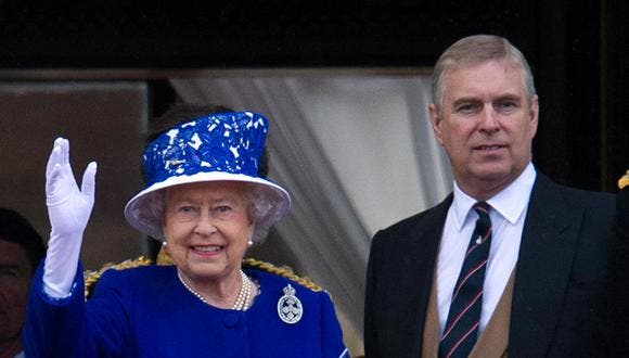La reina retira los títulos militares al príncipe Andrés por escándalo sexual