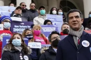 Entra en efecto en NYC ley permitirá 800 mil inmigrantes votar en elecciones