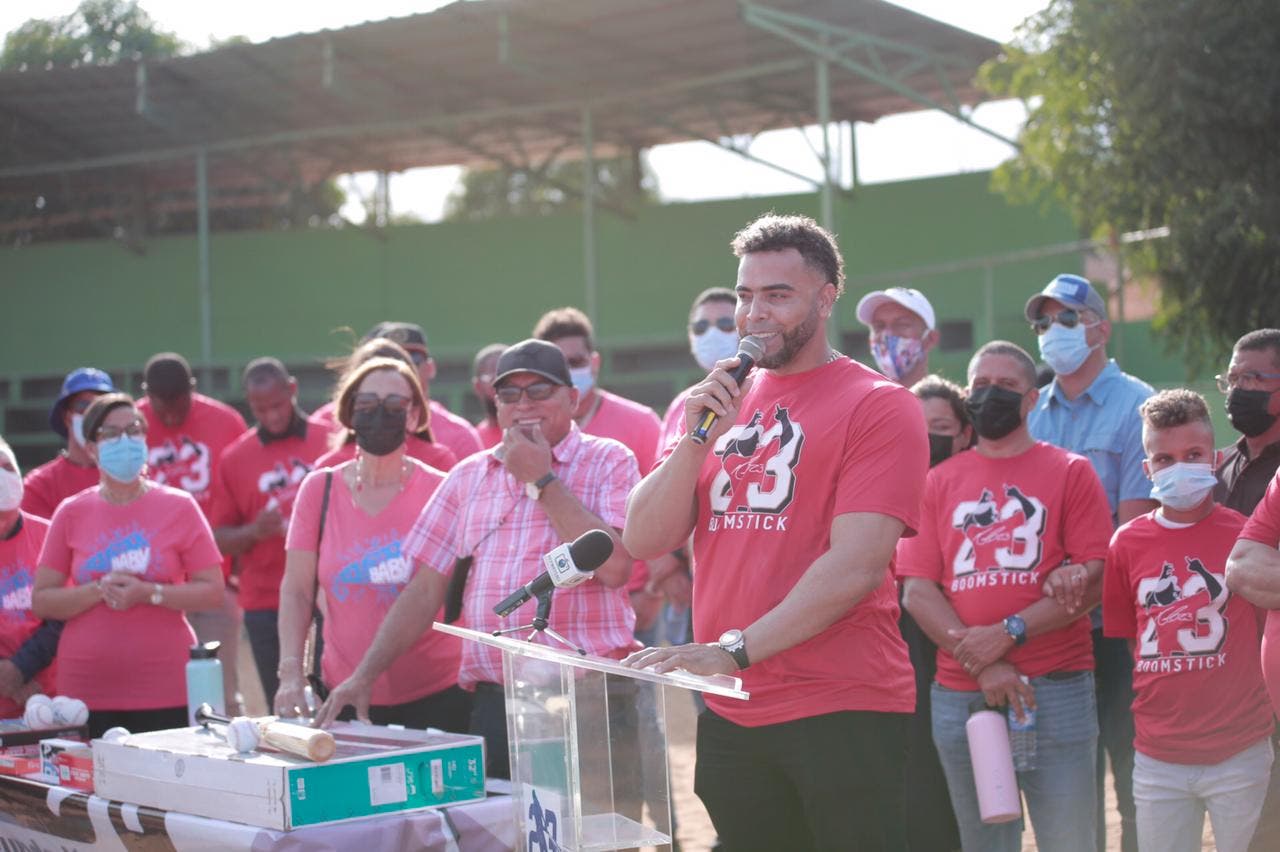 Nelson Cruz realiza jornada social en su natal Monte Cristi