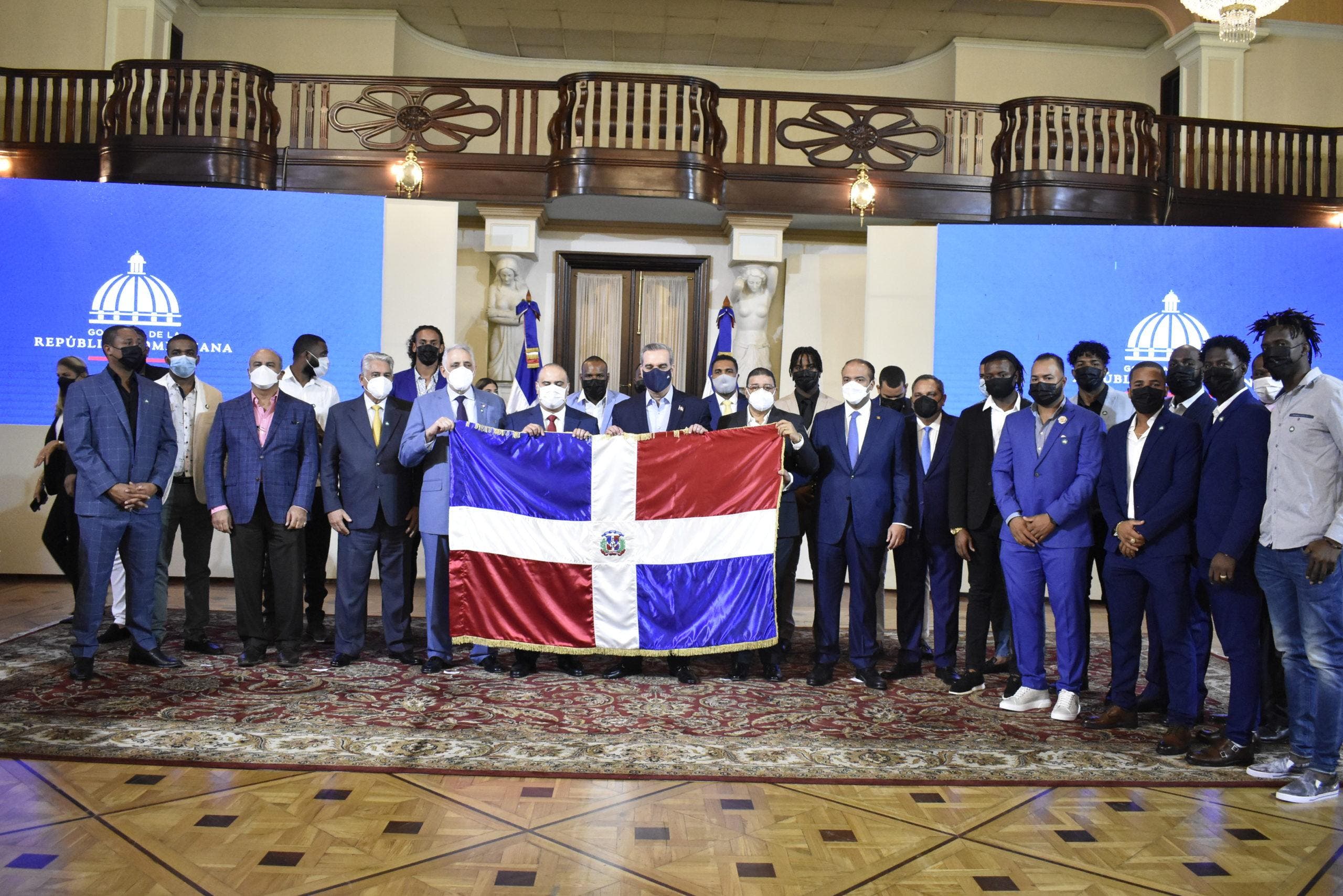 Abinader entrega Bandera a equipo que representará el país en la Serie del Caribe