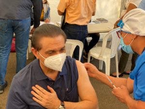 Ministro de Salud recibe cuarta dosis de refuerzo contra el Covid-19