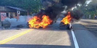 Queman gomas previo a visita de Abinader a Cenoví en reclamo construcción carretera