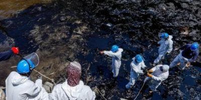 Tonga: el grave derrame de petróleo en la costa de Perú a causa de la erupción del volcán en la nación insular