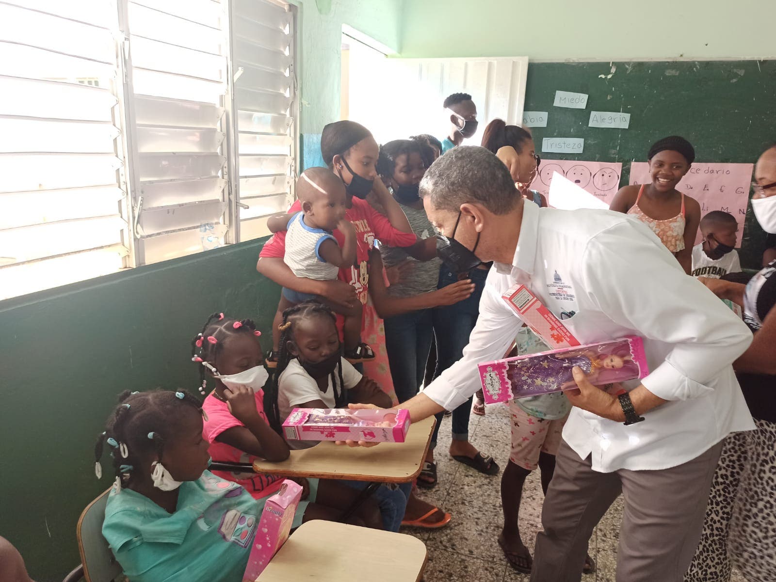 Niños de la provincia Independencia reciben juguetes del viceministro de Deportes