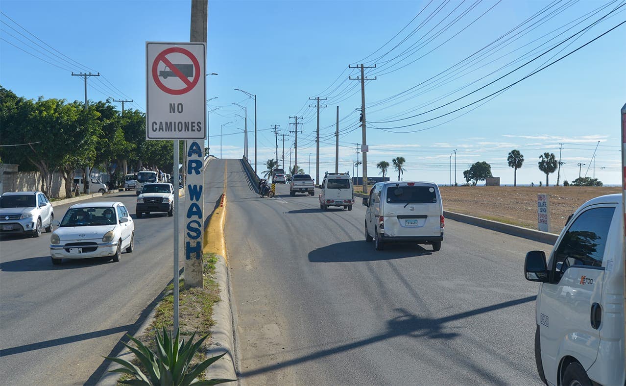 Prohíben circulación de vehículos pesados por el elevado de la avenida Hípica