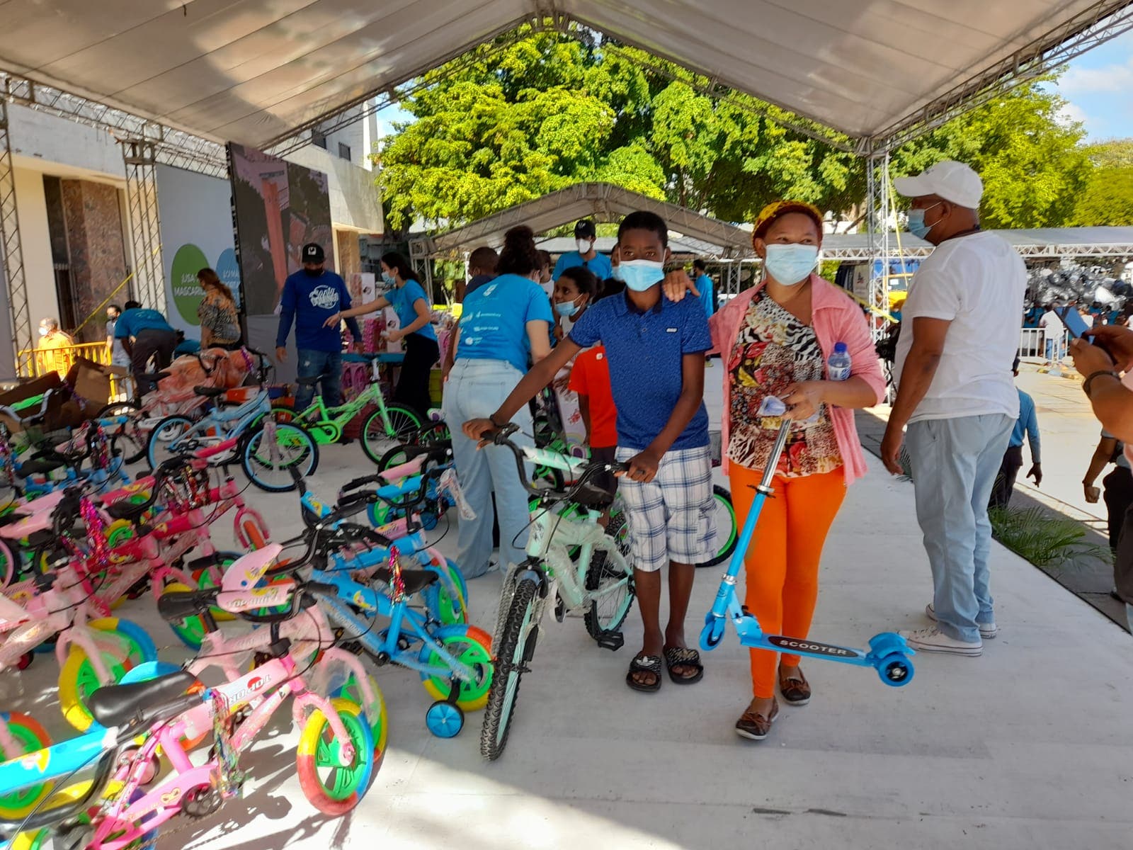 Cientos de personas acuden a intercambiar plásticos por juguetes en la Alcaldía del Distrito Nacional