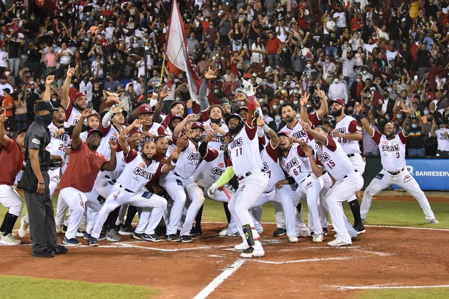 Jonronazo de Marcell Ozuna le da primera victoria a Gigantes en Serie Final