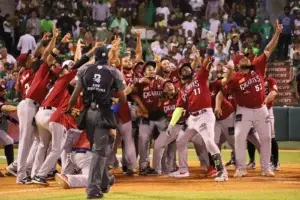 Peguero y Ozuna lideran ofensiva de Gigantes sobre Estrellas; dominan final 2-1