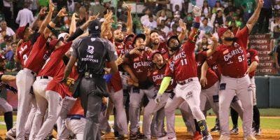 Peguero y Ozuna lideran ofensiva de Gigantes sobre Estrellas; dominan final 2-1