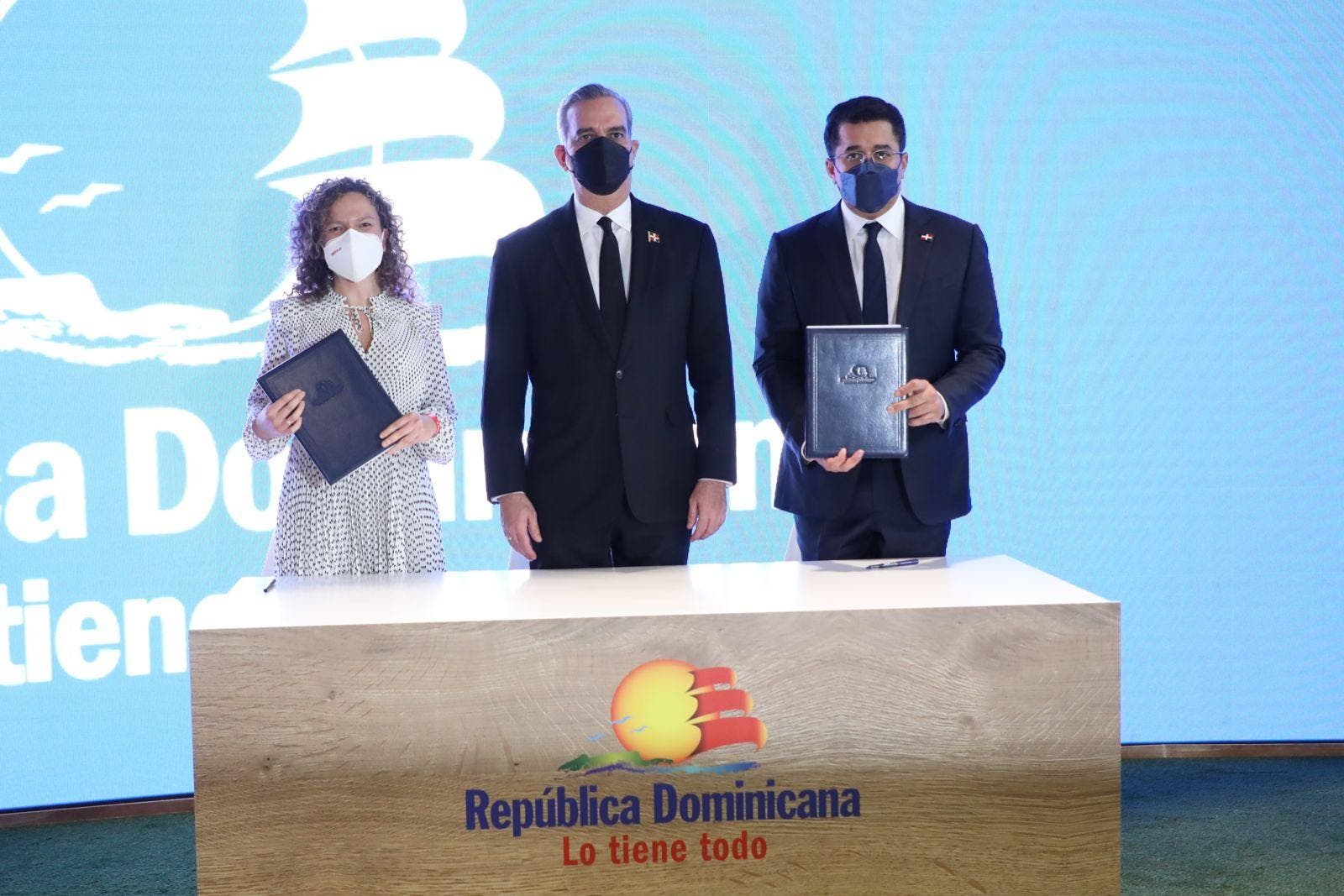 Gobierno dominicano firma acuerdos por US$1,400 millones con Rainbow Tours, Iberia y Euro Wings