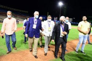 Camacho, Vitelio y Puello Herrera, complacidos con sistema de luces led en estadio Quisqueya