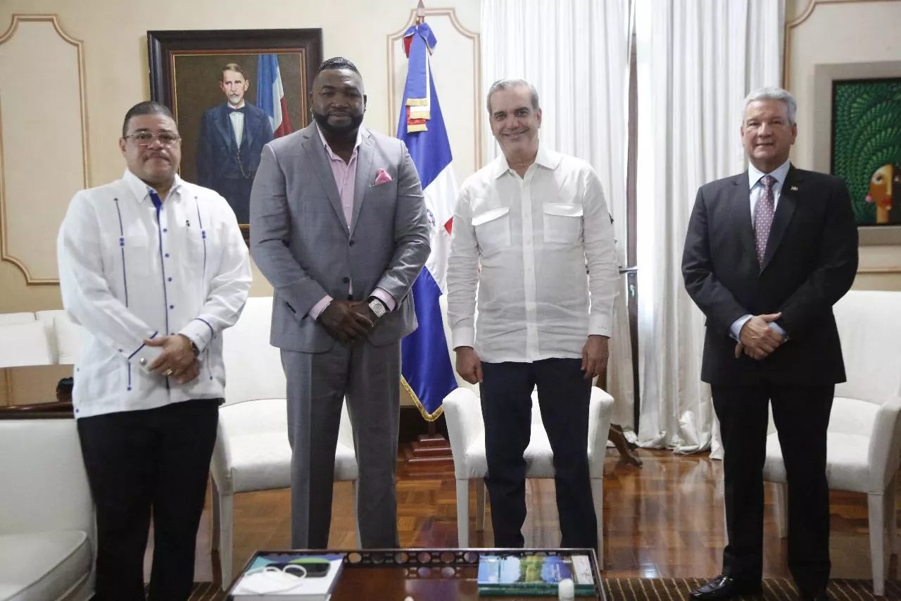 Presidente Abinader recibe al nuevo Salón de la Fama David Ortiz