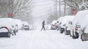 Miles de vuelos cancelados por una tormenta de nieve que azota el noreste de EEUU