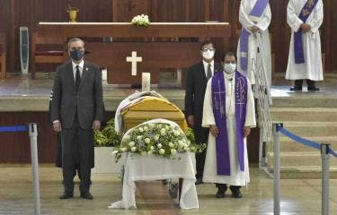 Presidente encabeza guardia de honor a restos de monseñor Núñez Collado