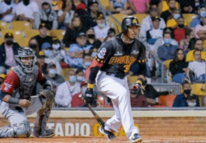 Águilas blanquean Gigantes en su tercer partido la hilo