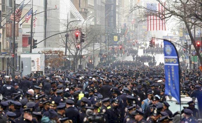 Policías toman Quinta Avenida de Nueva York para despedir a agente muerto