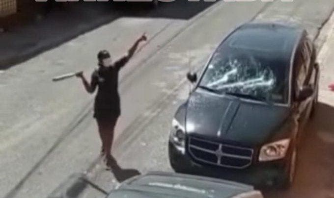 Arrestan mujer destruyó vehículo de su pareja con un bate en Villa Faro