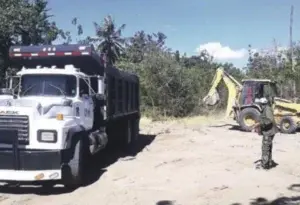 Medio Ambiente ocupa equipos usados para extracción de arena en Las Dunas de Baní