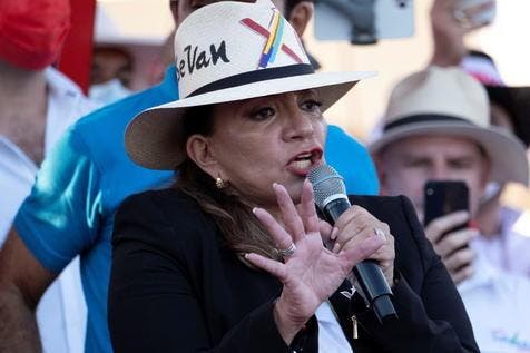 Partido de presidenta hondureña expulsa a 18 diputados y convoca movilización