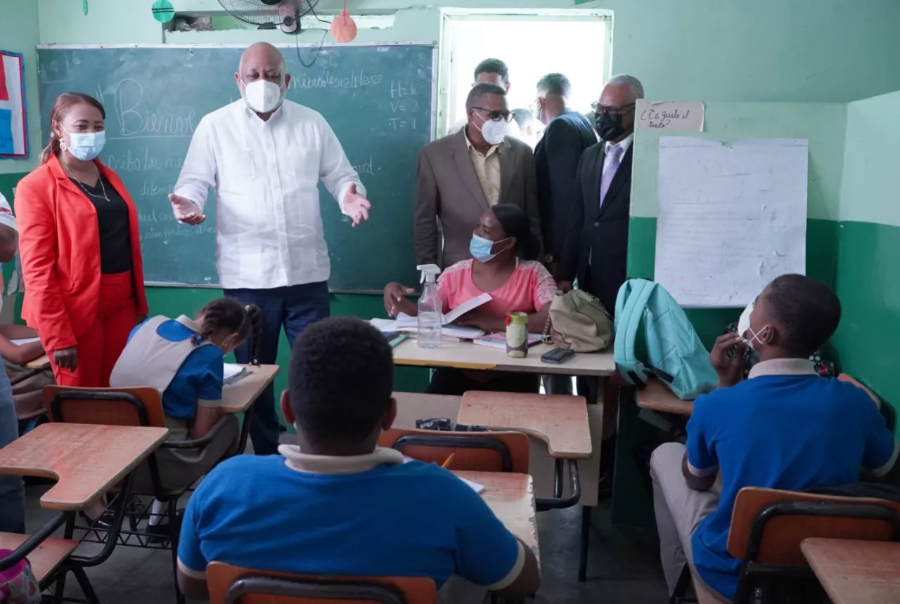 Ministro de Educación supervisa reanudación de clases presenciales y cumplimiento protocolo de bioseguridad