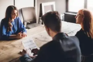 Cómo responder cuando en una entrevista de trabajo te dicen «háblame de ti» (y qué es lo que nunca debes hacer)