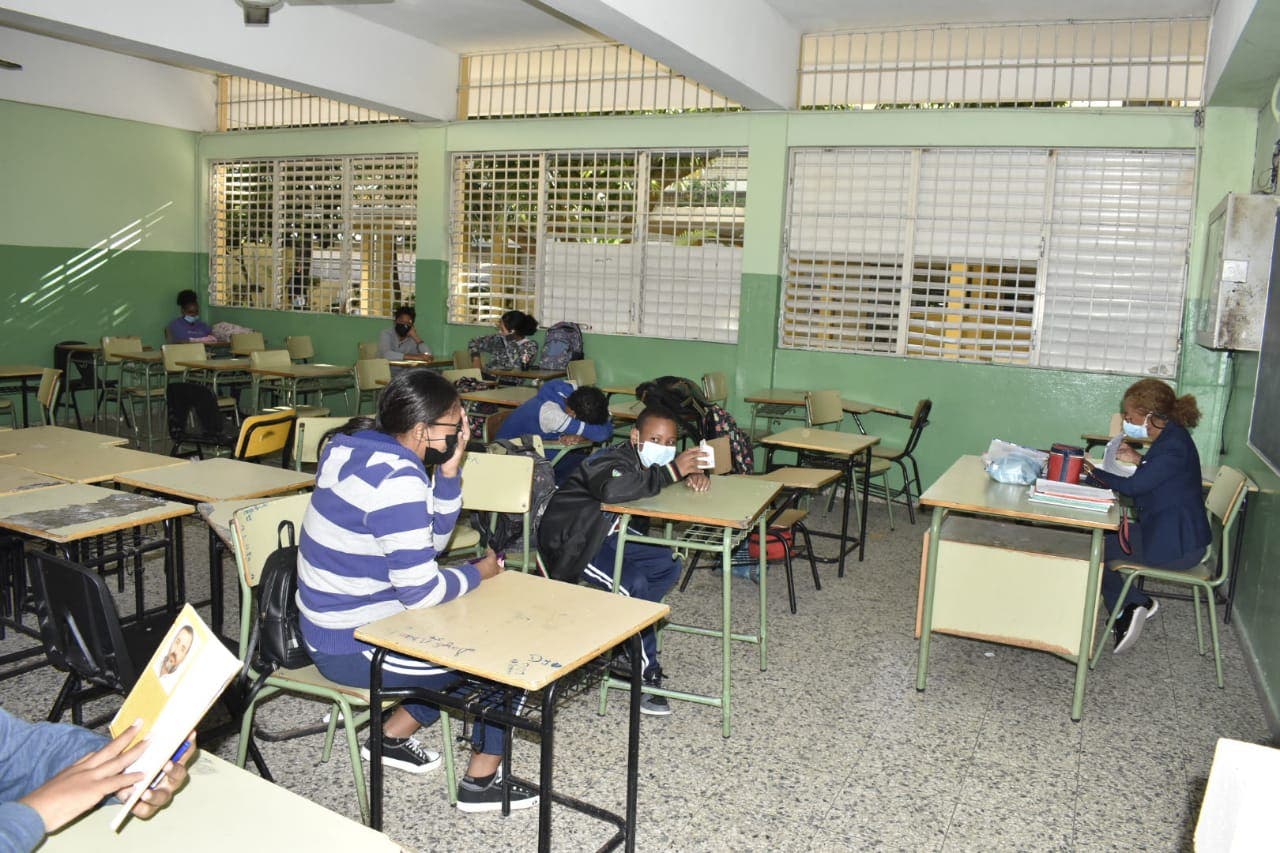 Educación afirma 36% de estudiantes asistió a clases; ADP dice mayoría maestros acataron llamado