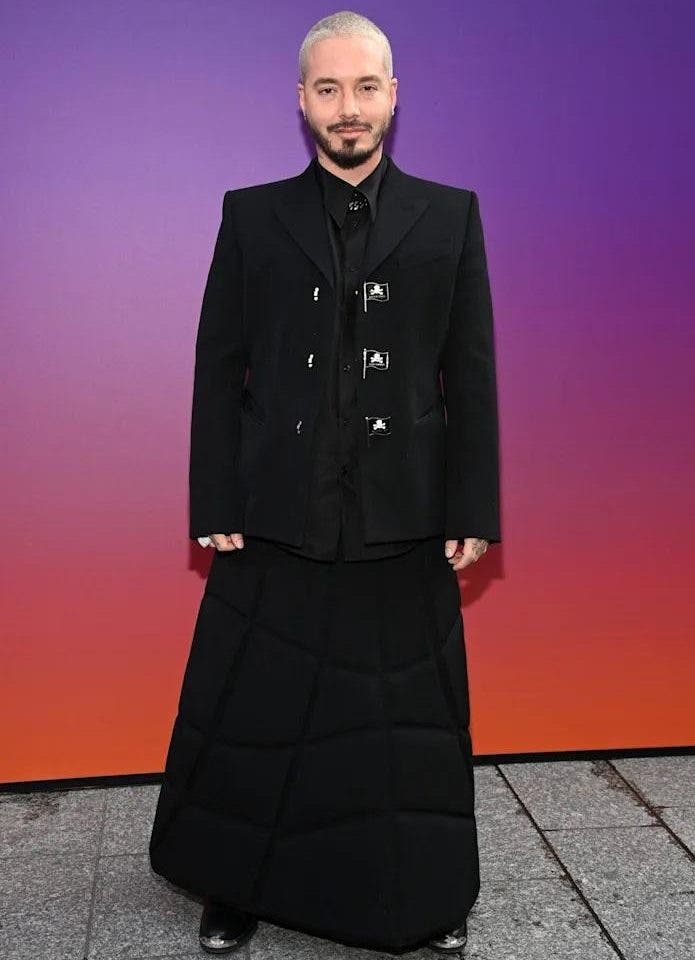 J Balvin llegó con una elegante falda negra al desfile de Louis Vuitton en París