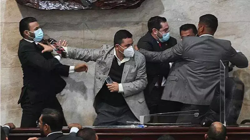 Gritos, golpes y escenas de caos en el Congreso de Honduras tras división en partido de la presidenta electa