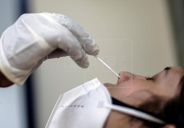 Johnson confirma que se eliminarán los test de covid para viajeros vacunados