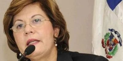 Exministra de Educación niega que recibiera útiles escolares de mala calidad en su gestión