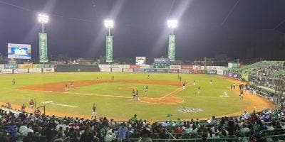 Vitelio Mejía solicita al presidente Abinader intervenir estadios de béisbol