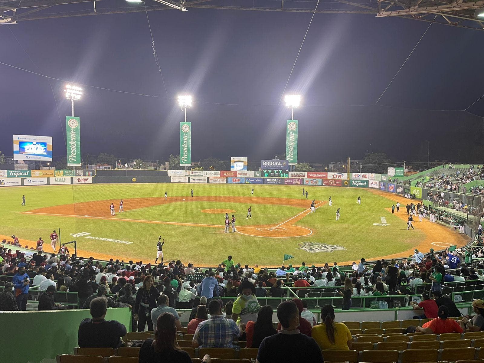 Vitelio Mejía solicita al presidente Abinader intervenir estadios de béisbol