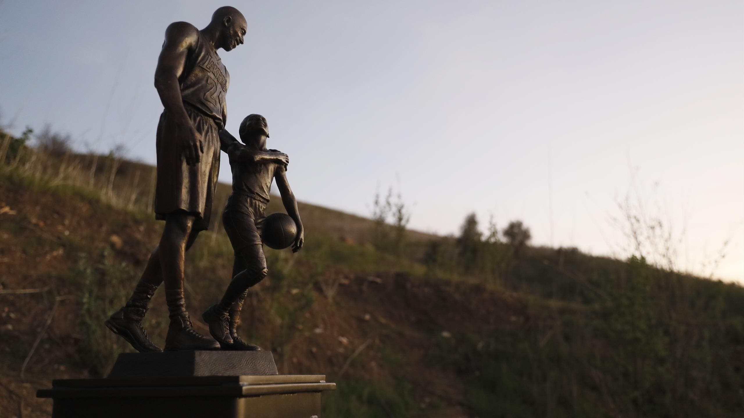 Una estatua temporal de Kobe Bryant e hija recuerda su muerte 2 años después
