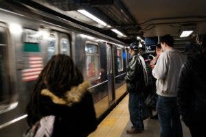 Una mujer muere tras ser empujada a las vías del metro en Times Square