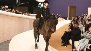 Carlota Casiraghi inaugura a caballo el desfile de Alta Costura de Chanel