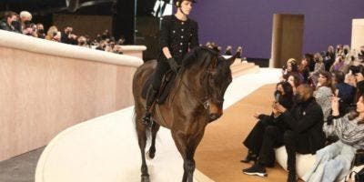 Carlota Casiraghi inaugura a caballo el desfile de Alta Costura de Chanel