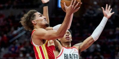 Blazers ganan a Hawks pese a récord de Young con 56 puntos