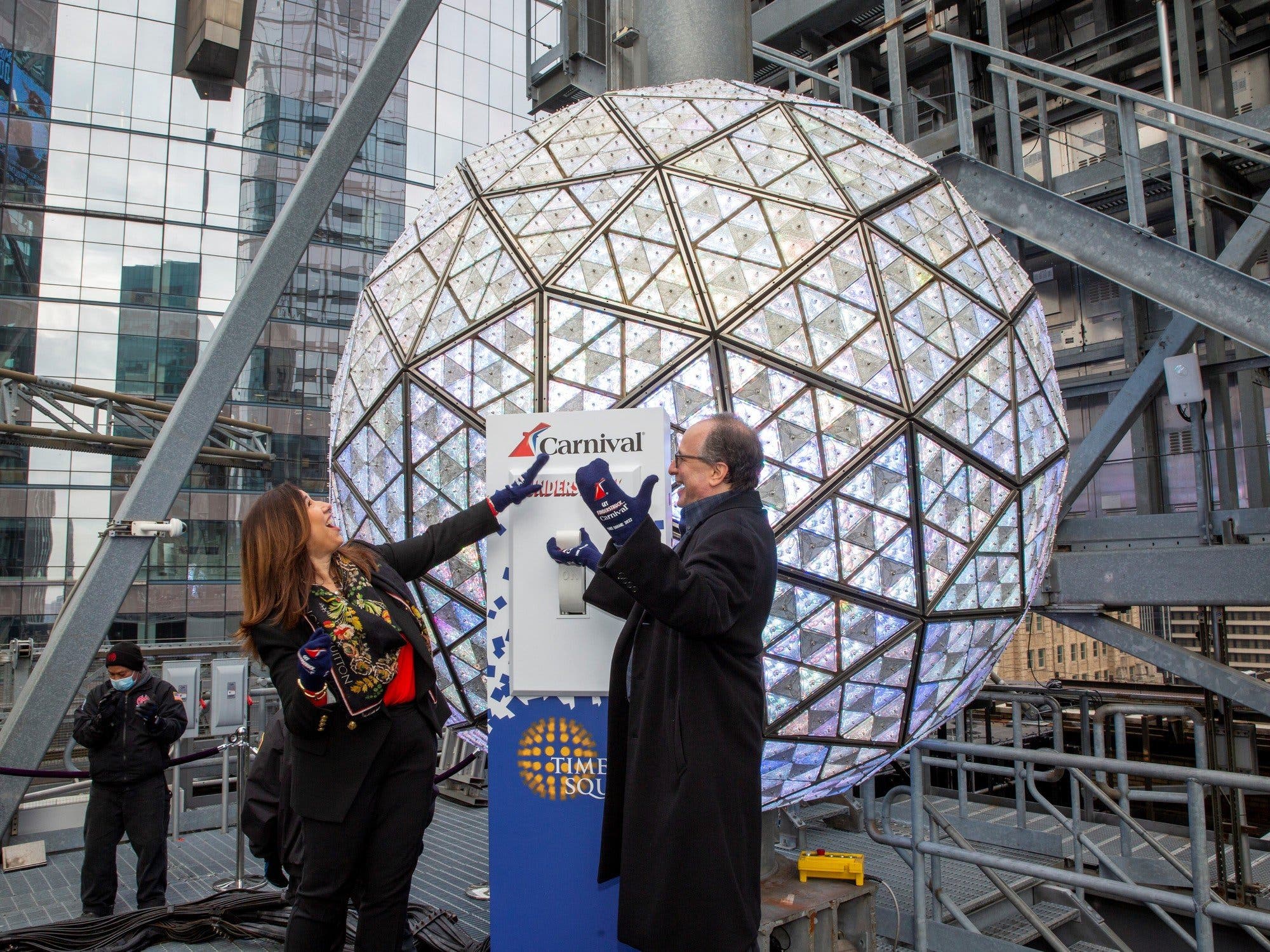 Nueva York recibe 2022 con tradicional bola en Times Square