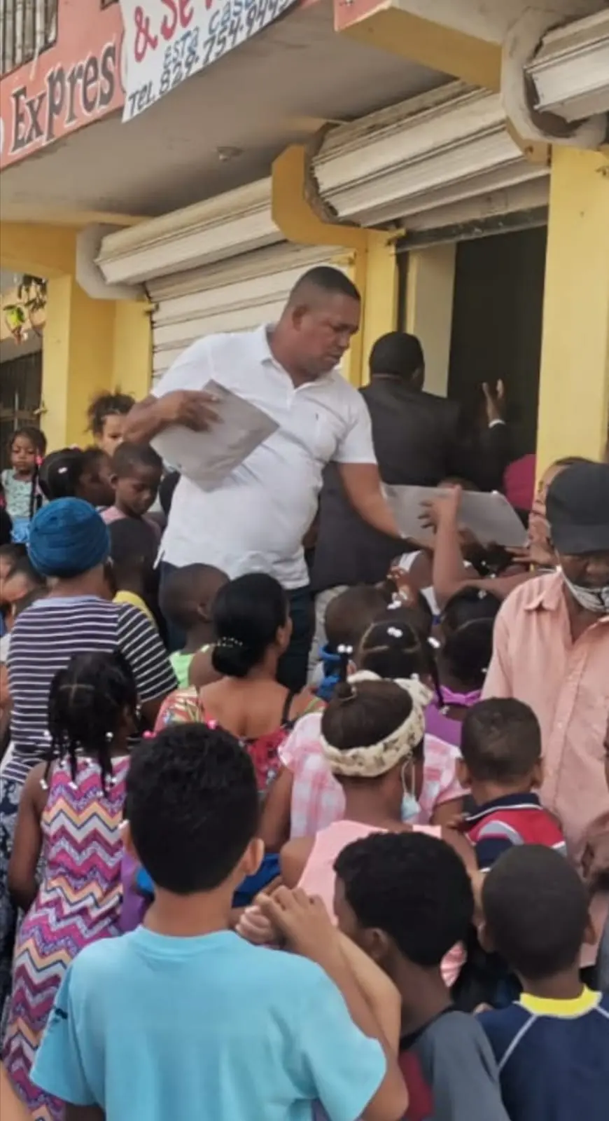 FUNDECOSAN entrega juguetes en barrios vulnerables de San Cristóbal