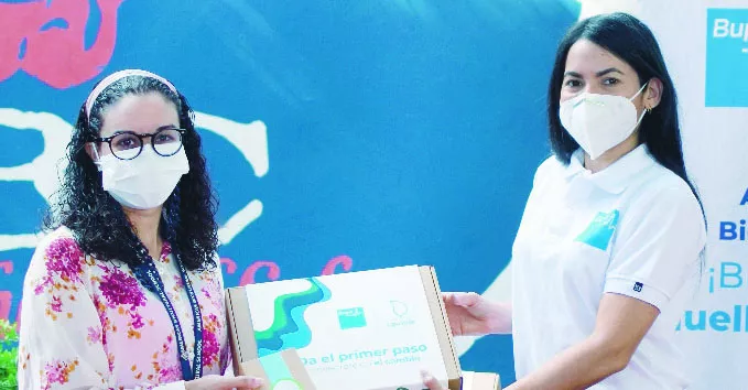 Representantes de la empresa durante la presentación de programa Huellas de Cambio.