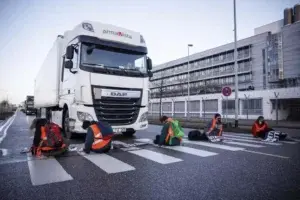 Activistas climáticos intentan bloquear acceso a tres aeropuertos alemanes