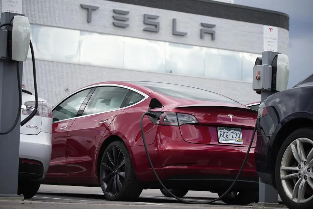 Retiro de Tesla: el software ‘Full Self-Driving’ ejecuta señales de alto