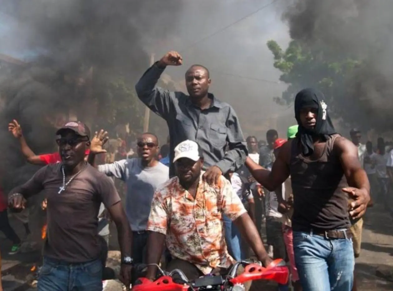 Manifestantes causan destrozos en aeropuerto de Les Cayes en Haití