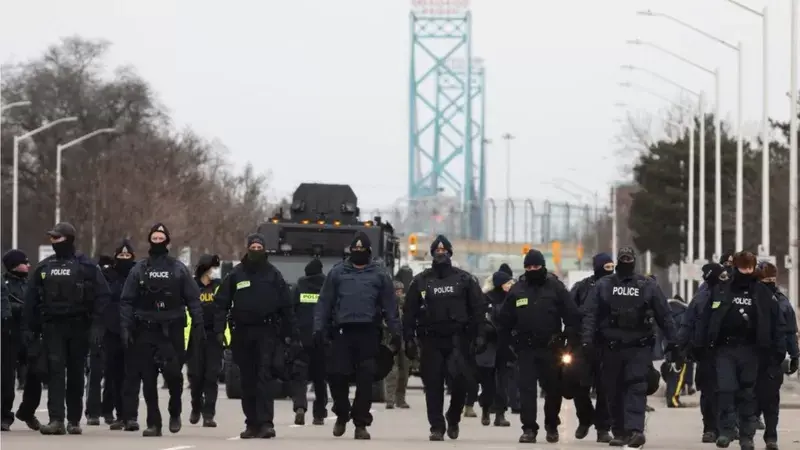 Despejan el puente fronterizo bloqueado por camioneros antivacunas en Canadá tras casi una semana y millones de dólares en pérdidas