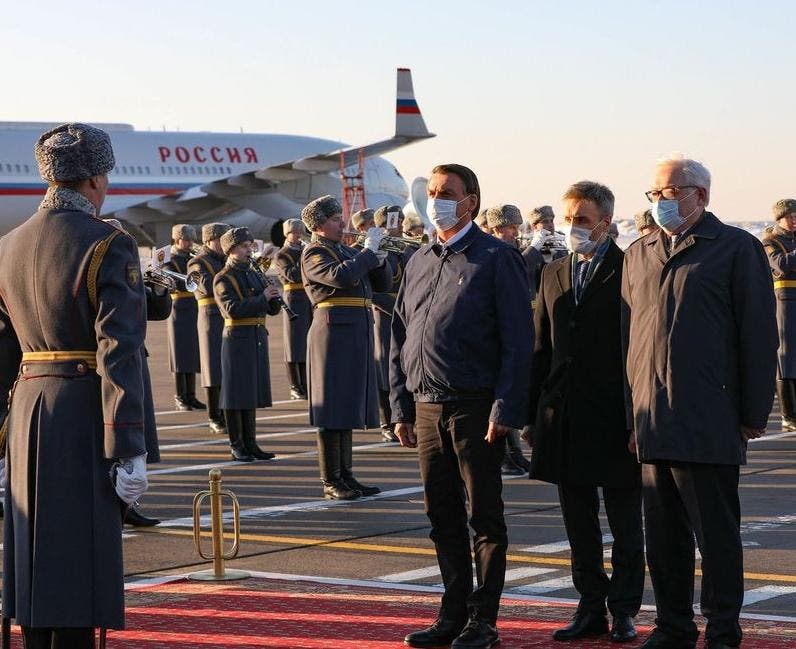 Jair Bolsonaro llega a Moscú; Putin lo recibe