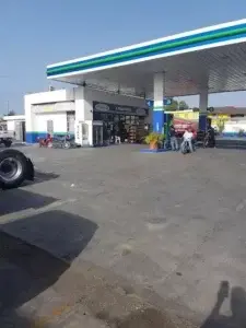 Encuentran dos hombres amordazados en estación de combustible, Santiago